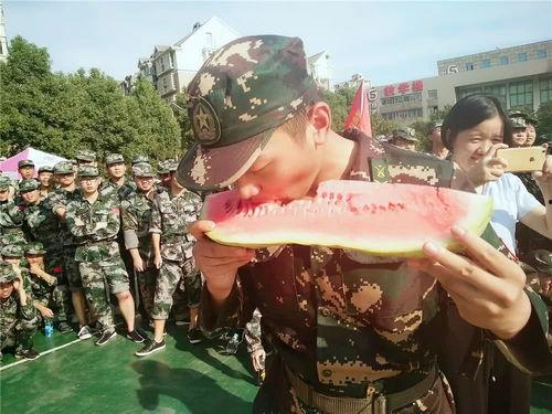 吃瓜军训,揭秘军营里的欢乐时光