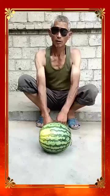 东北大爷吃瓜,品味人间烟火气