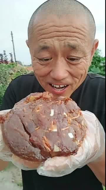 东北大爷吃瓜,品味人间烟火气